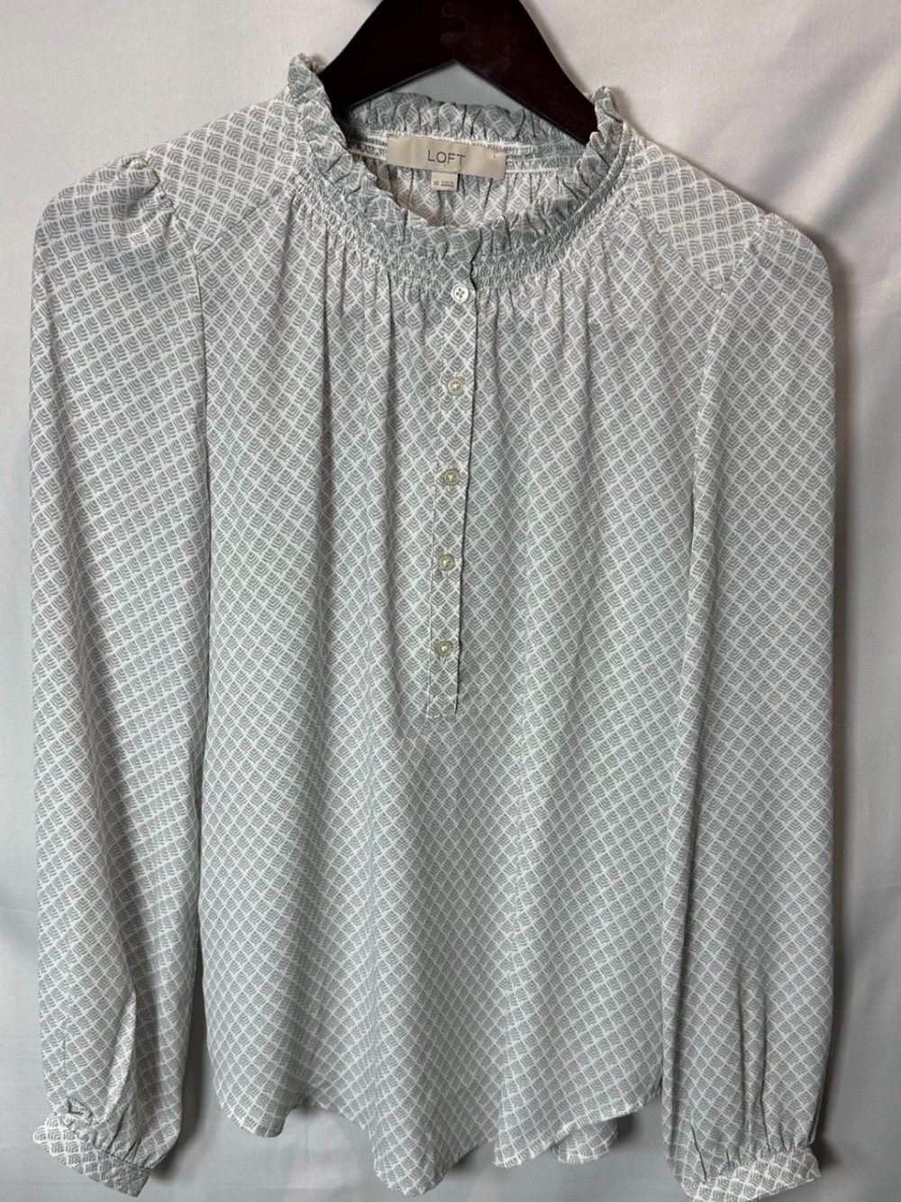 LOFT Ruffled Blouse - Leaf Print pattern in Light Gray Tones, Women Size XS